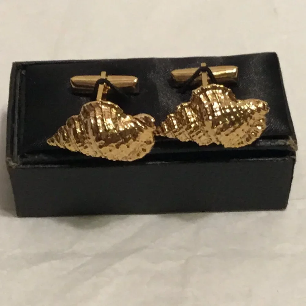 Vintage and exquisite pair of gold tone seashell shaped cufflinks w/ box